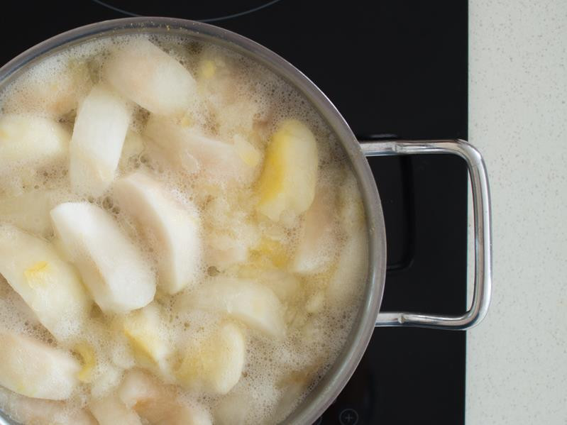 ugotowany kompot z jabłek
