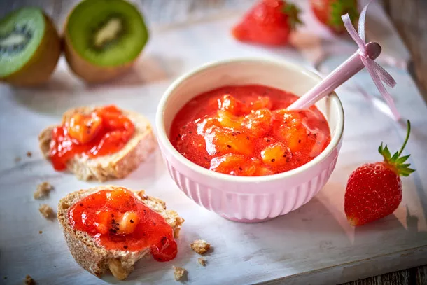konfitura truskawkowa z kiwi w miseczce oraz na kromkach chleba - wszystkiego słodkiego