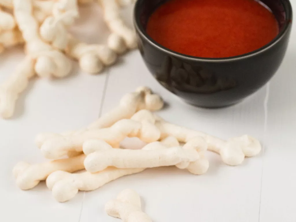 bezowe kości z sosem malinowym na halloween - Wszystkiego Słodkiego