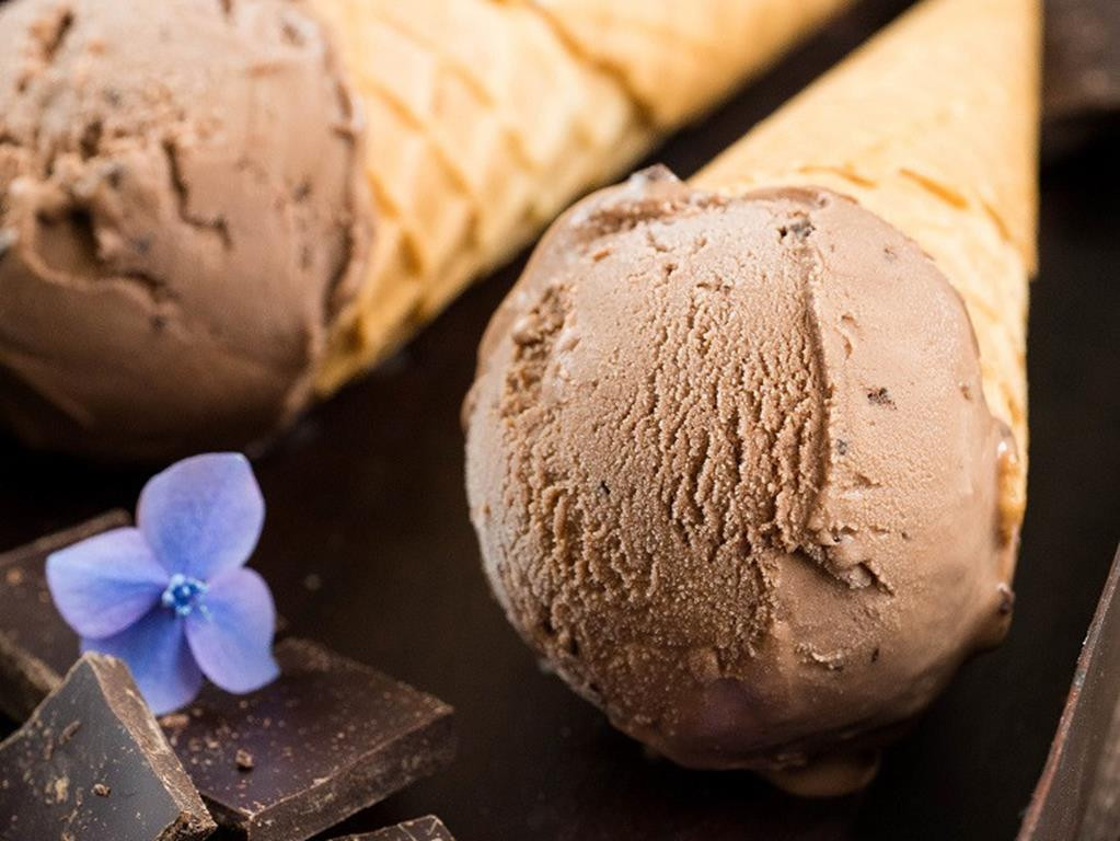 lody czekoladowe z kawałkami czekolady w dwóch rożkach - wszystkiego słodkiego