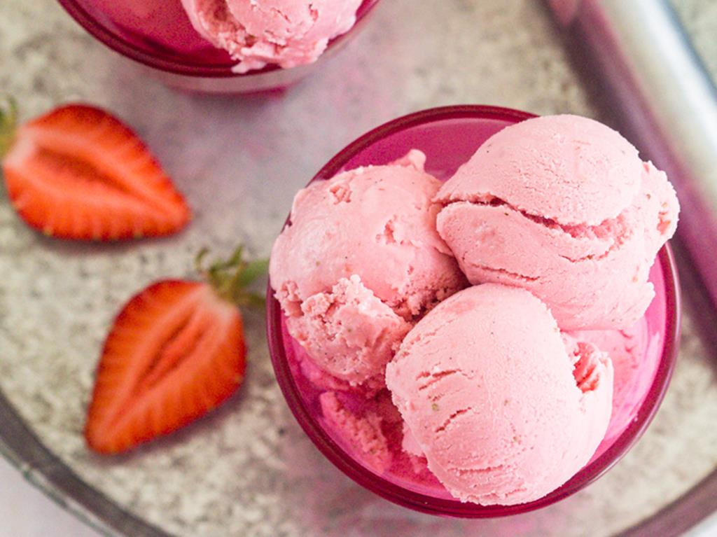 lody truskawkowe z wanilią na jogurcie naturalnym, kulki w różowej miseczce - wszystkiego słodkiego