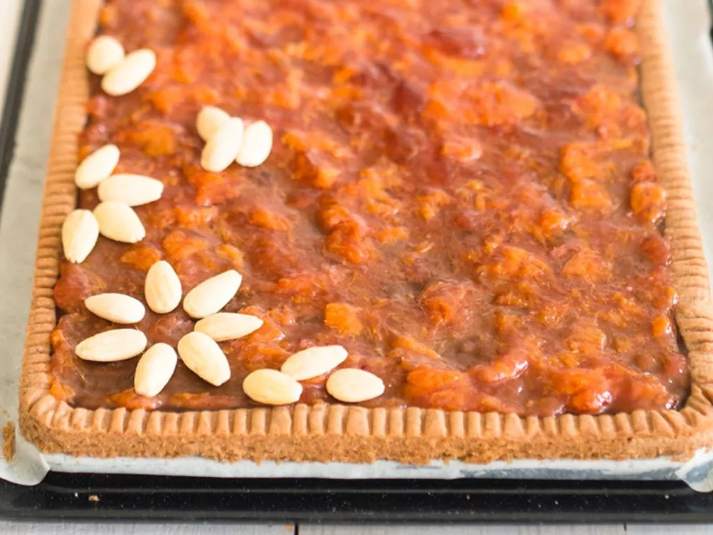 mazurek na kruchym migdałowo-kakaowym spodzie z kremem czekoladowym i konfiturą z czerwonej pomarańczy, udekorowany migdałami bez skórek - wszystkiego słodkiego