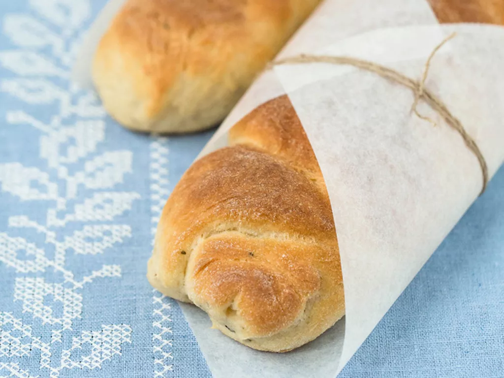 orkiszowe chlebki z serkiem śmietankowym z ziołami - wszystkiego słodkiego