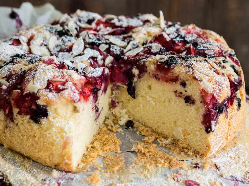 owocudo, ciasto z owocami lata i płatkami migdałów