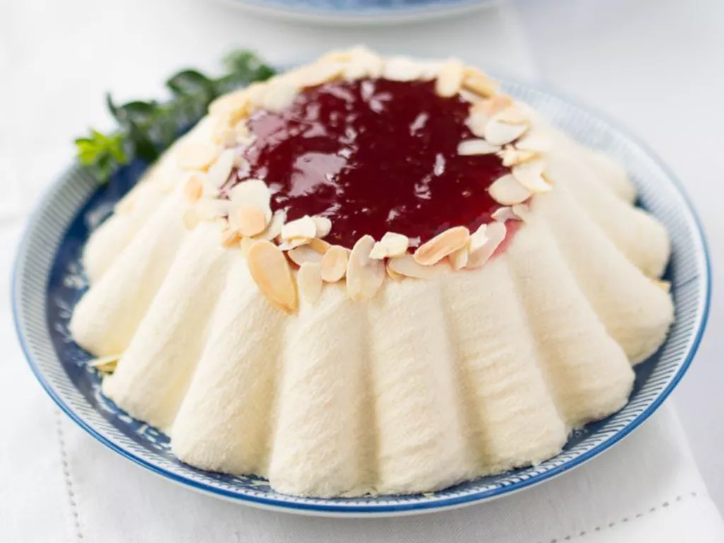 pascha wielkanocna z migdałami polana sosem malinowym i posypana uprażonymi płatkami migdałów - wszystkiego słodkiego