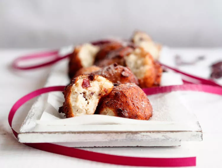 racuchy z ricottą i żurawiną suszoną moczoną w rumie, posypane cukrem pudrem - wszystkiego słodkiego