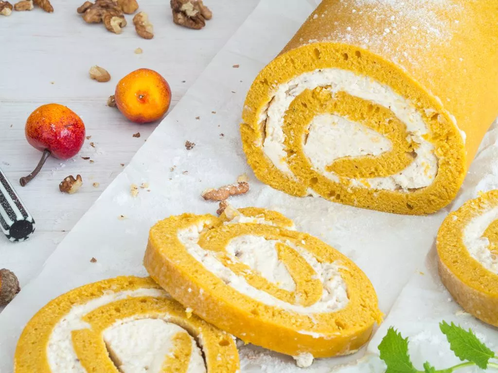 rolada dyniowa z kremem orzechowym oprószona cukrem pudrem - wszystkiego słodkiego