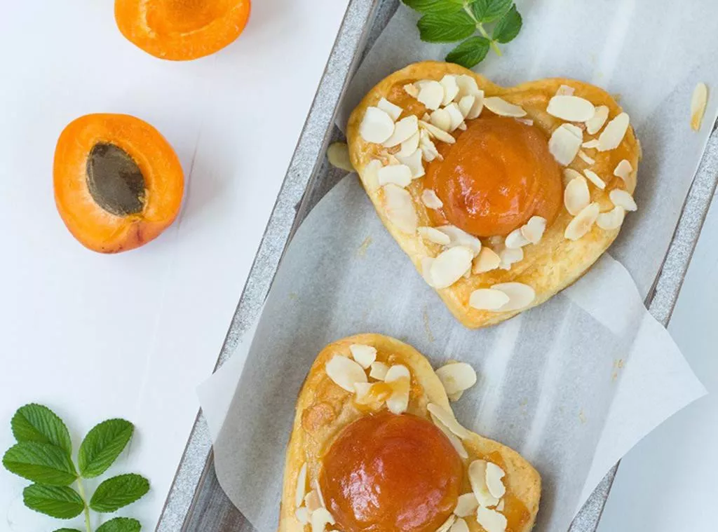 serca migdałowe z masą marcepanowo-śmietankową i połówkami moreli, posmarowane dżemem morelowym i posypane uprażonymi płatkami migdałów - wszystkiego słodkiego