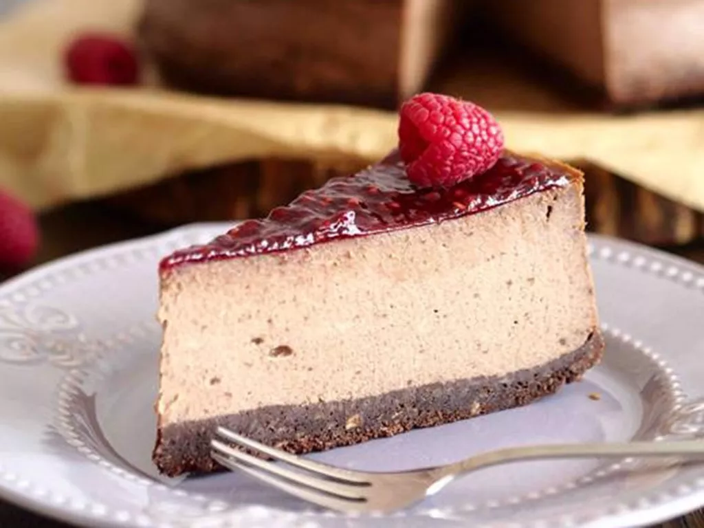 sernik czekoladowy na kakaowym spodzie z herbatników, z konfiturą malinową na wierzchu - Wszystkiego Słodkiego