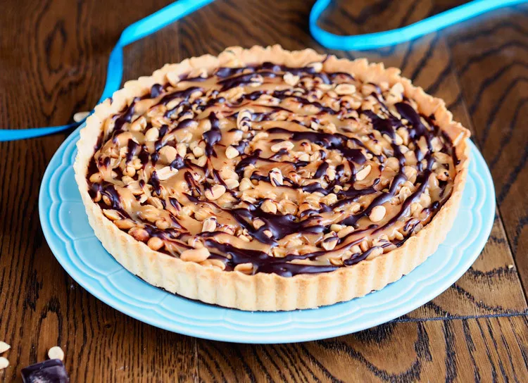 tarta z kremem czekoladowym, solonym karmelem i orzechami ziemnymi solonymi polana czekoladą - wszystkiego słodkiego