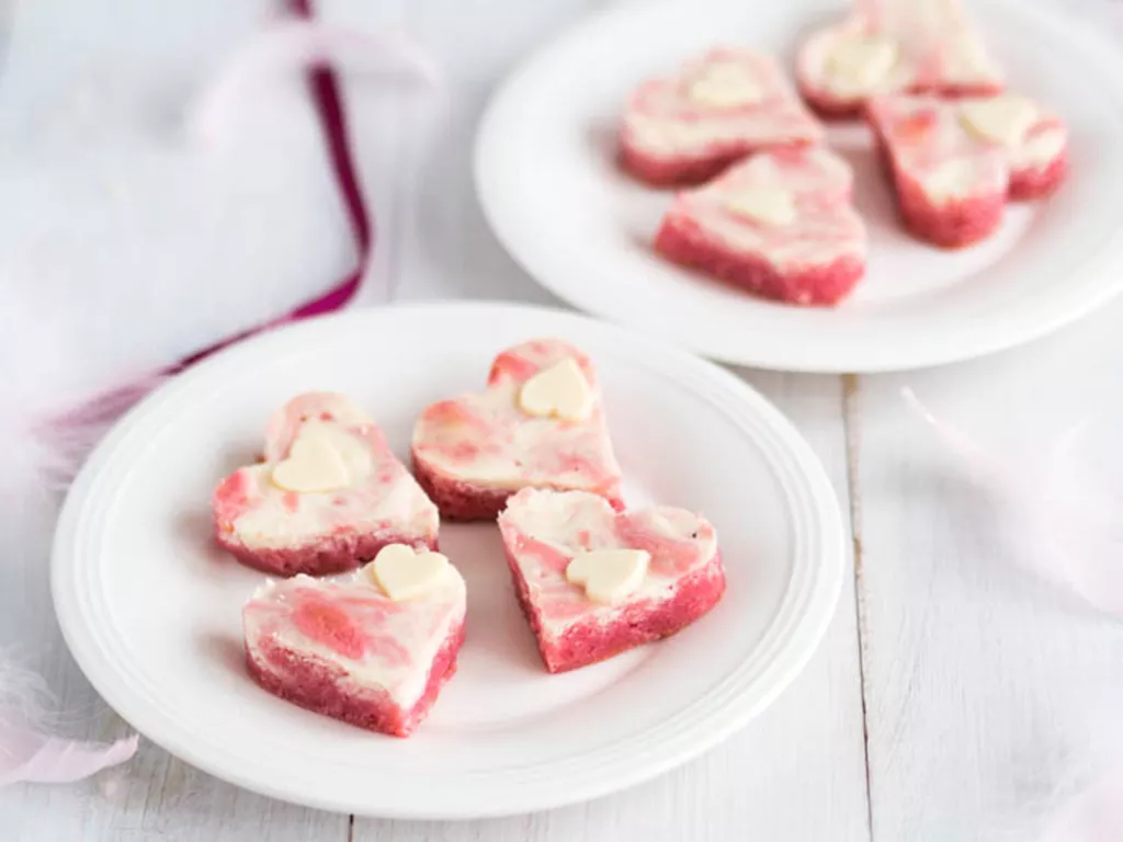 walentynkowe blondies w kształcie serduszek w kolorze biało-czerwonym na dwóch białych talerzykach - wszystkiego słodkiego