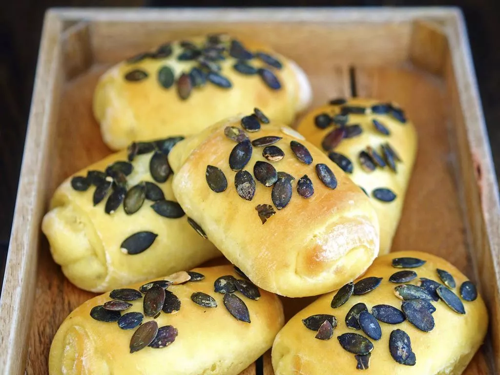 zawijane bułeczki dyniowe posypane pestkami dyni - wszystkiego słodkiego