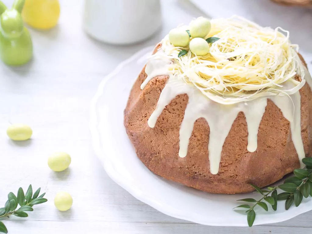babka wiedeńska ze skórką cytrynową i polewą z białej czekolady, udekorowana gniazdkiem z białej czekolady i jajkami cukrowymi - wszystkiego słodkiego