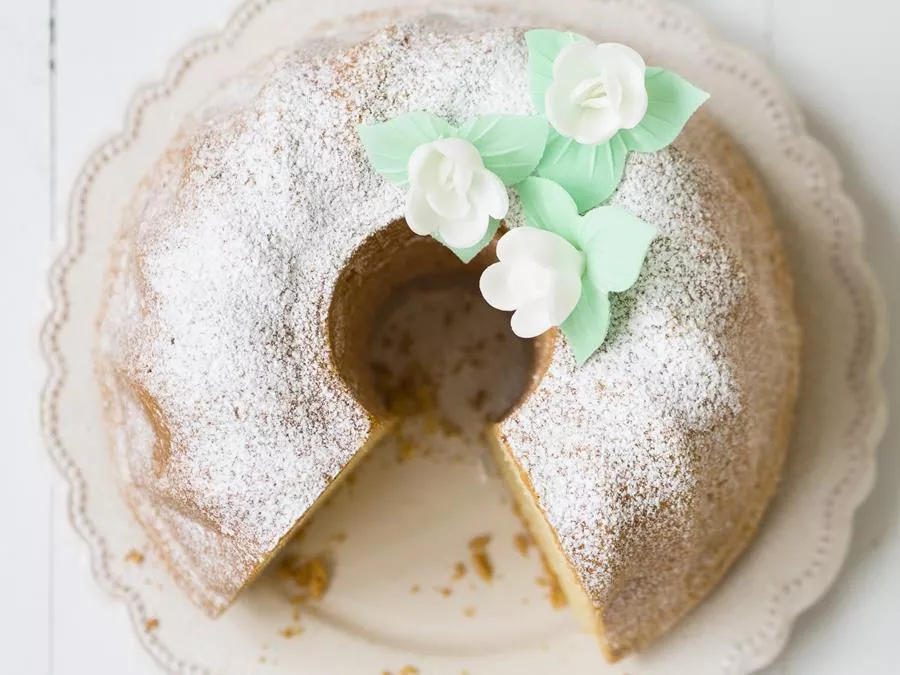 babka z majonezem posypana cukrem pudrem i udekorowana jadalnymi różyczkami z opłatka od dr. oetkera - wszystkiego słodkiego