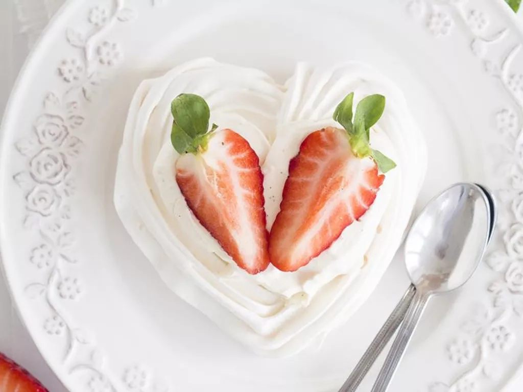 bezowe serca z kremem waniliowym i truskawkami - Wszystkiego Słodkiego