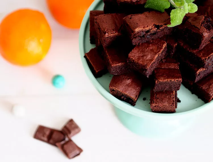 brownie z pomarańczą pokrojone  w kostkę  na paterze - wszystkiego słodkiego