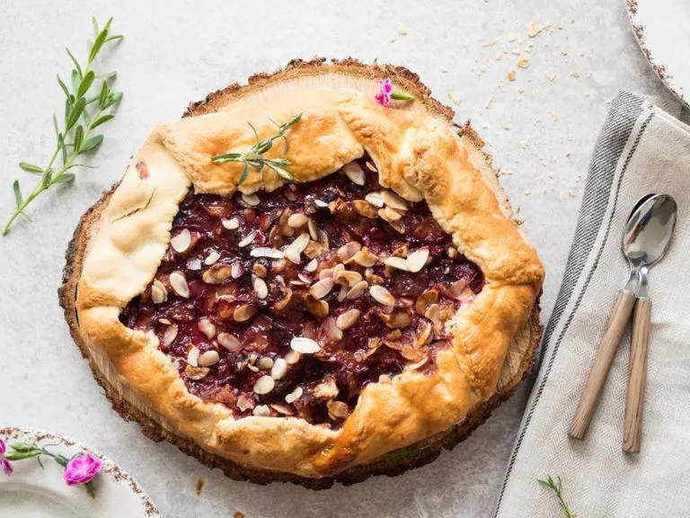 Galette ze śliwkami i cynamonem w rustykalnym stylu.