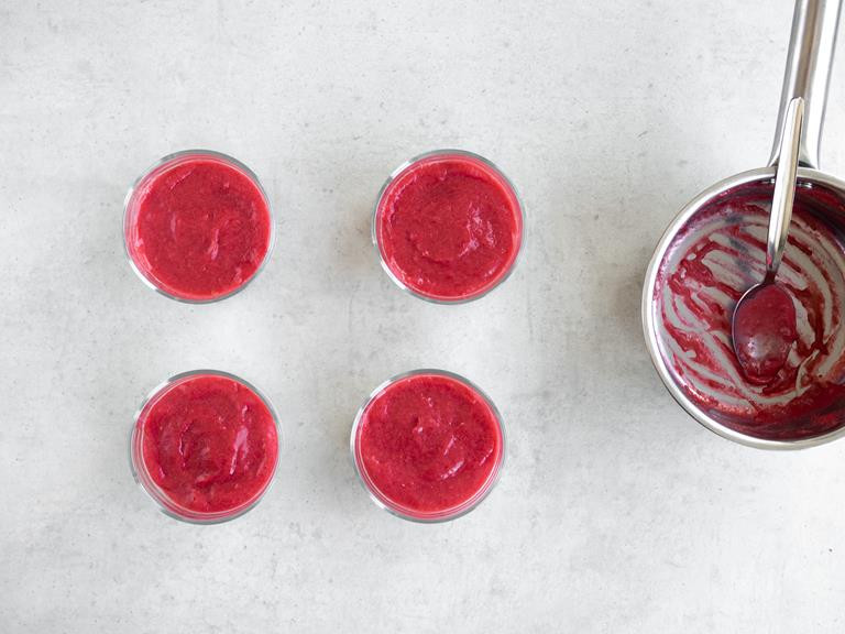 Sos malinowy przełożony na panna cottę.