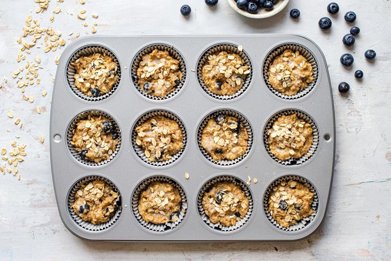 Muffinki z foremce posypane p艂atkami owsianymi.