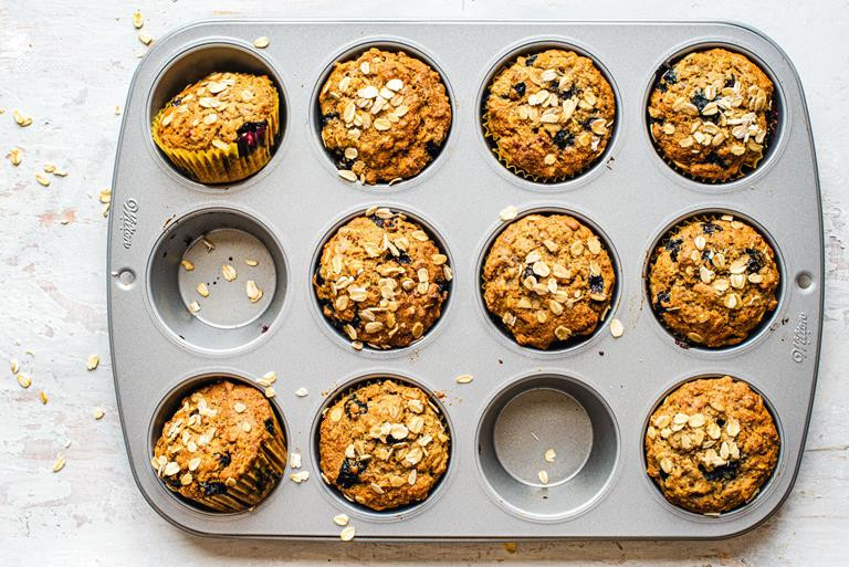 Upieczone muffinki w foremce.