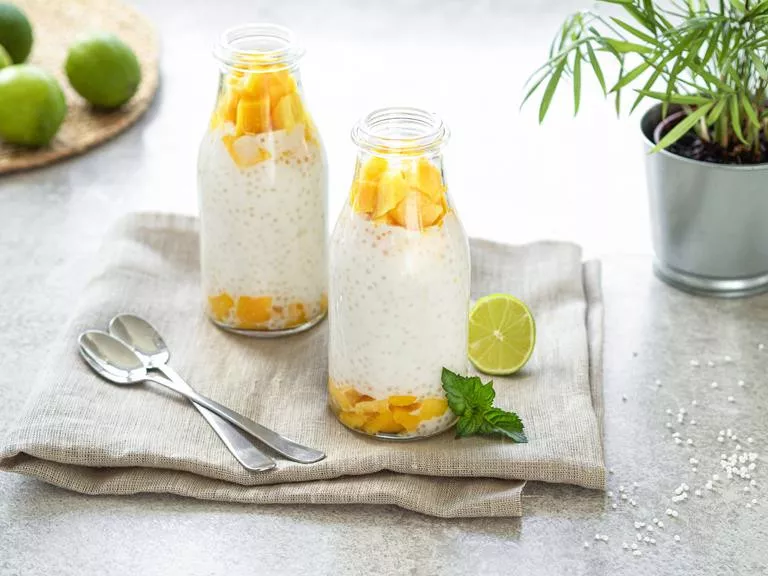 Pudding z tapioki z mango w szklanych pojemnikach, Obok limonka.