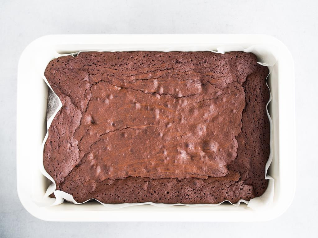 Upieczone brownie w prostokątnej foremce.