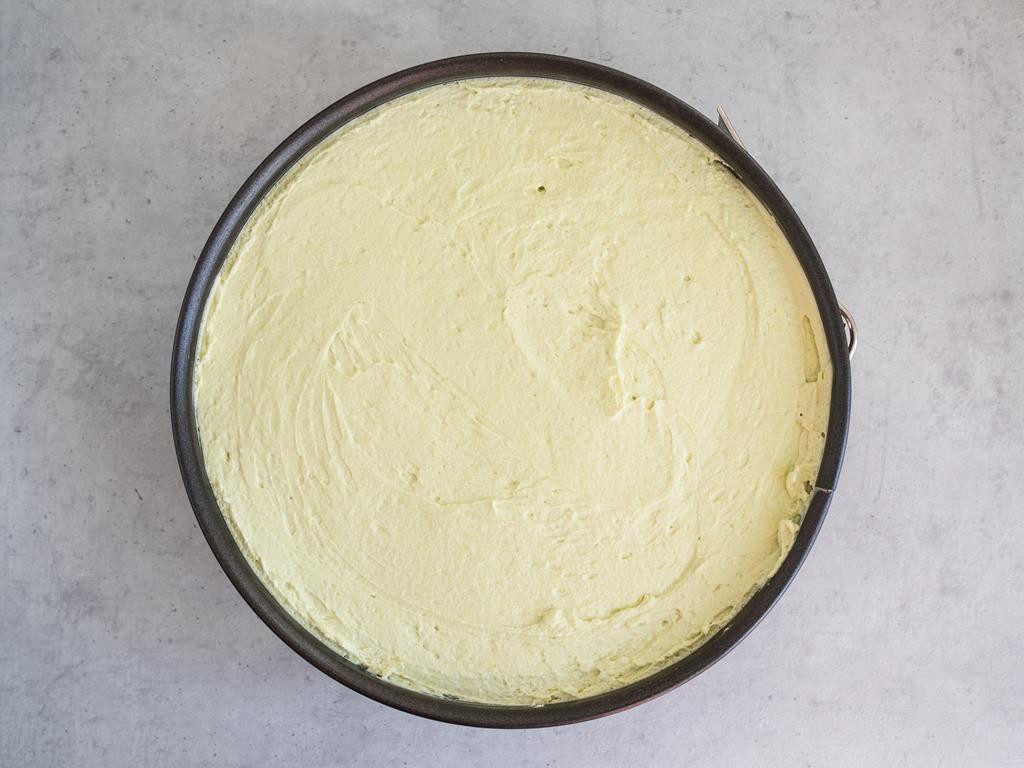 Masa matcha-limonka nałożona do formy.