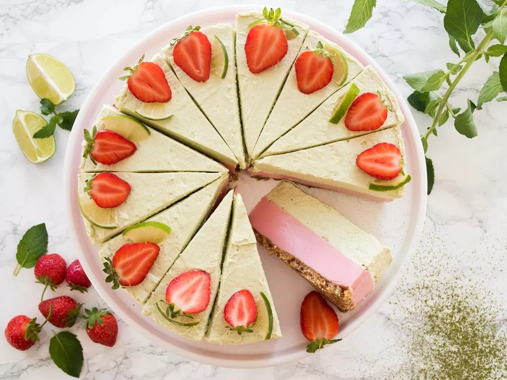 Truskawkowy sernik na zimno z matchą i limonką