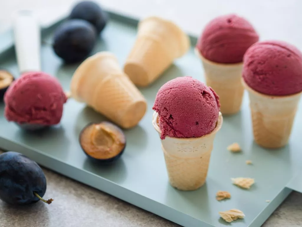 lody z pieczonych śliwek z wanilią w wafelkach - Wszystkiego Słodkiego