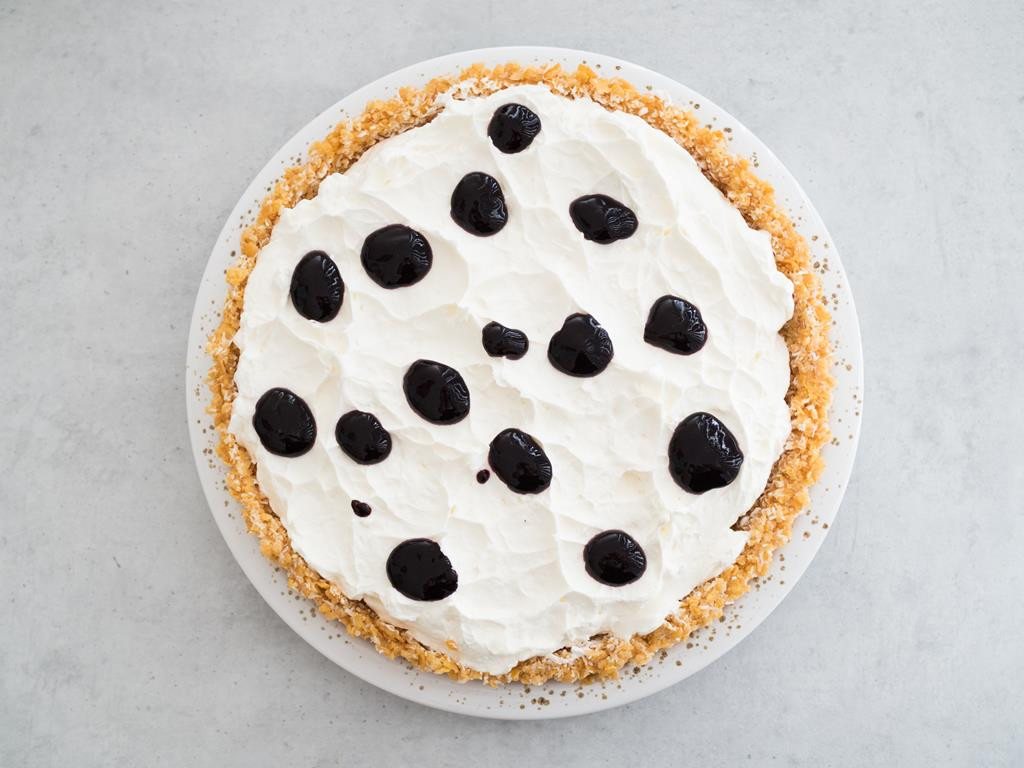 tarta z serkiem mascarpone z kleksami z przetartych jeżyn