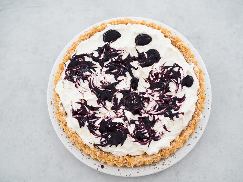 tarta bez pieczenia z serkiem mascarpone i jeżynami
