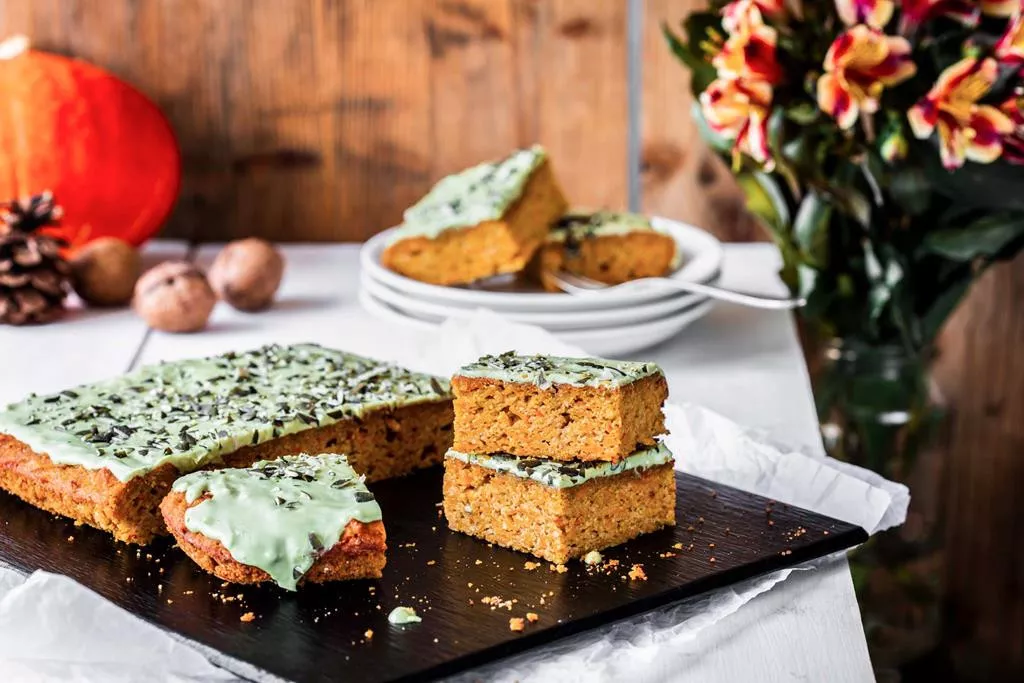 pokrojone ciasto z dyni polane polewą z dyni i białej czekolady