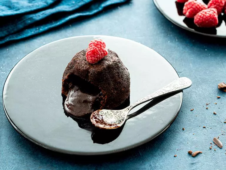 fondant-czekoladowy-z-malinami