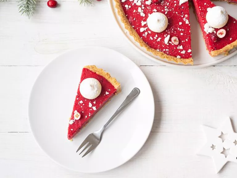 tarta żurawinowa na imbirowym spodzie z kruchego ciasta, kremem żurawinowym typu lemon curd udekorowana śnieżnymi mini bezami i świeżą żurawiną - wszystkiego słodkiego