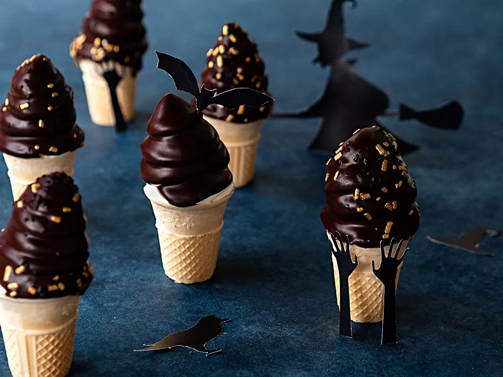 domowe ciepłe lody w czekoladzie z posypkami złoto i czerń - Wszystkiego Słodkiego