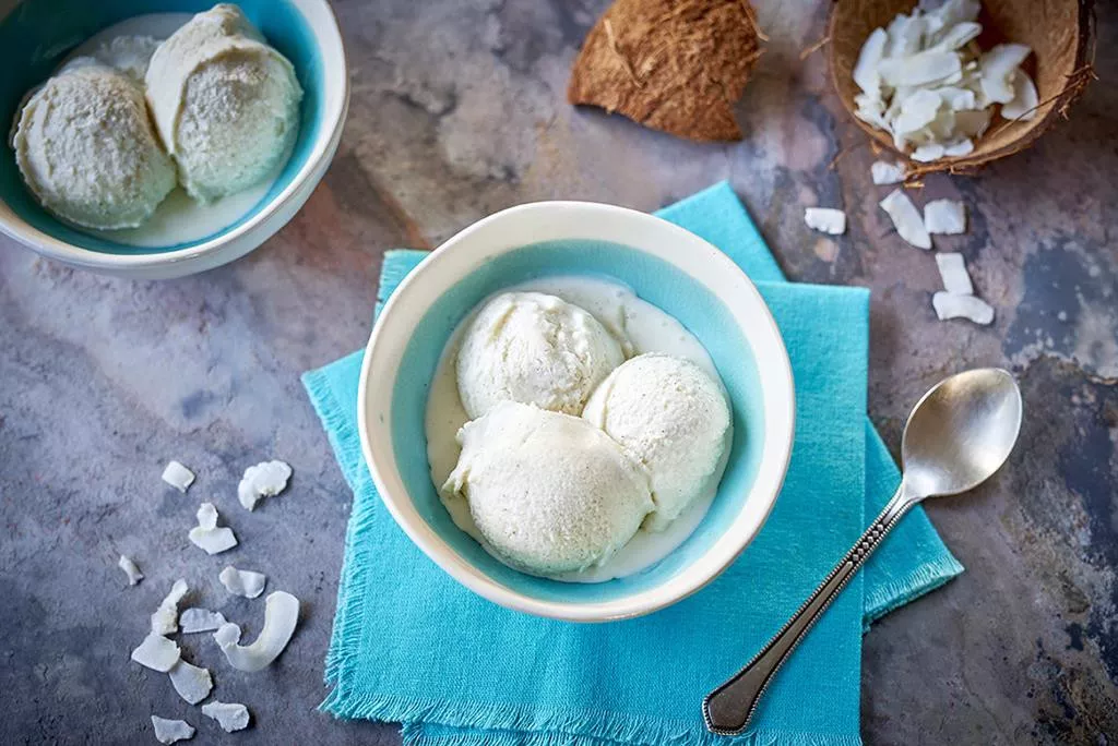 Lody na mleku kokosowym pokazane w otoczeniu świeżego kokosa