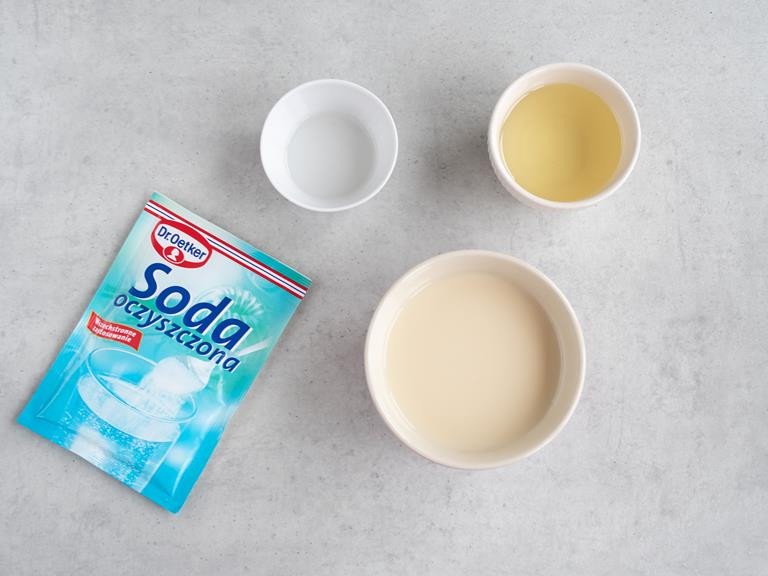 Mleko sojowe, ocet i olej w miseczkach. Oraz soda oczyszczona.