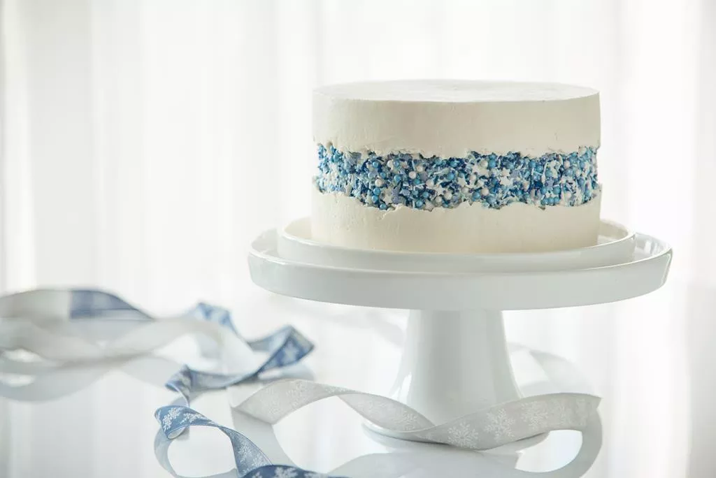 tort lodowy z prostą dekoracją z posypek jak z krainy lodu - Wszystkiego Słodkiego