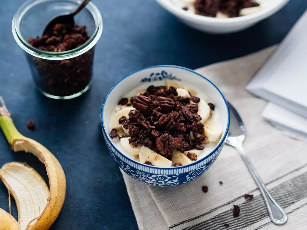 granola czekoladowa z orzechami pekan na śniadanie, podana z jogurtem i bananami - Wszystkiego Słodkiego