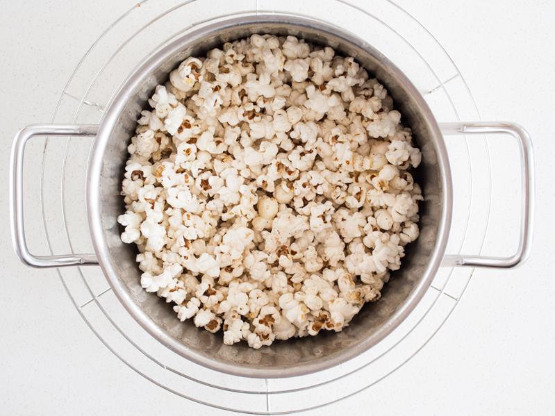 Popcorn w garnku.
