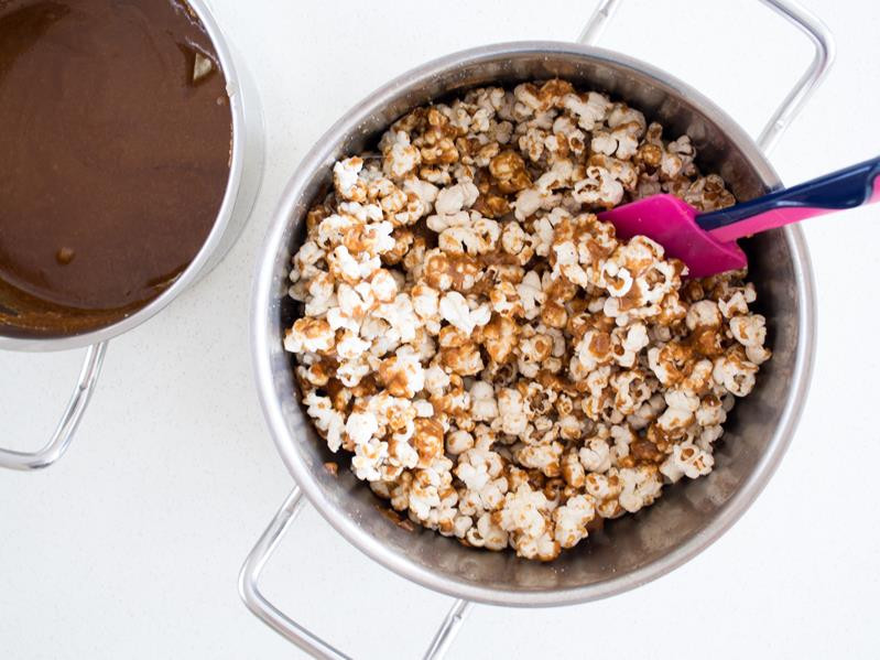 Karmel w garnku oraz popcorn wymieszany z karmelem.