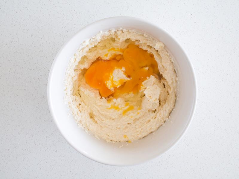 Masło utarte z cukrem z dodanymi jajkami.