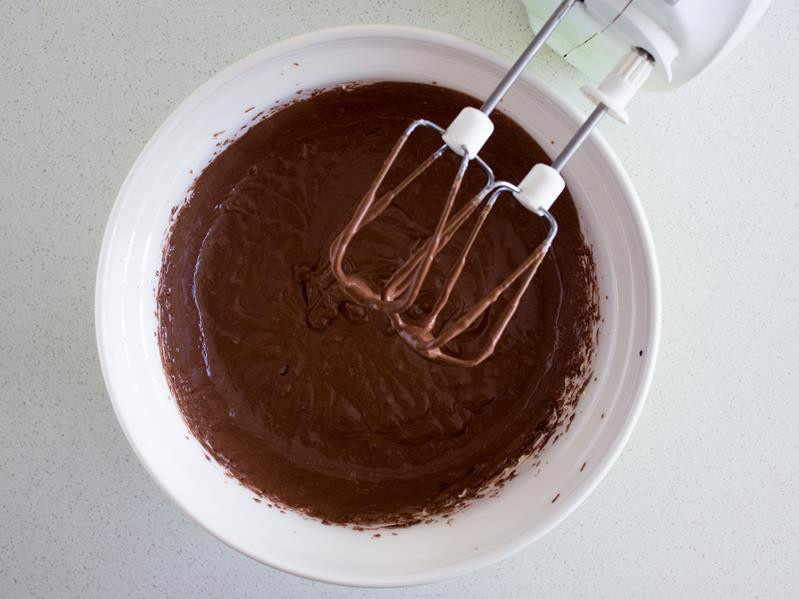 Rozpuszczona czekolada zmiksowana z jajkami i cukrem.