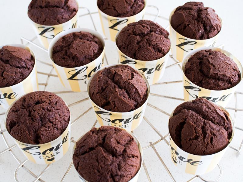 Upieczone babeczki czekoladowe.