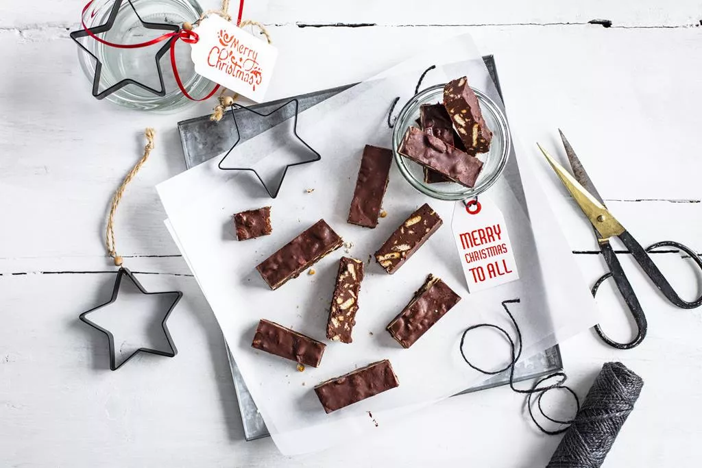 Pokrojone na mniejsze kawałki batoniki czekoladowe z cynamonem, ciasteczkami i masłem orzechowym - Wszystkiego Słodkiego