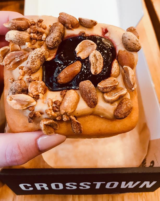 Donut z masłem orzechowym i kompotem z czarnej porzeczki
