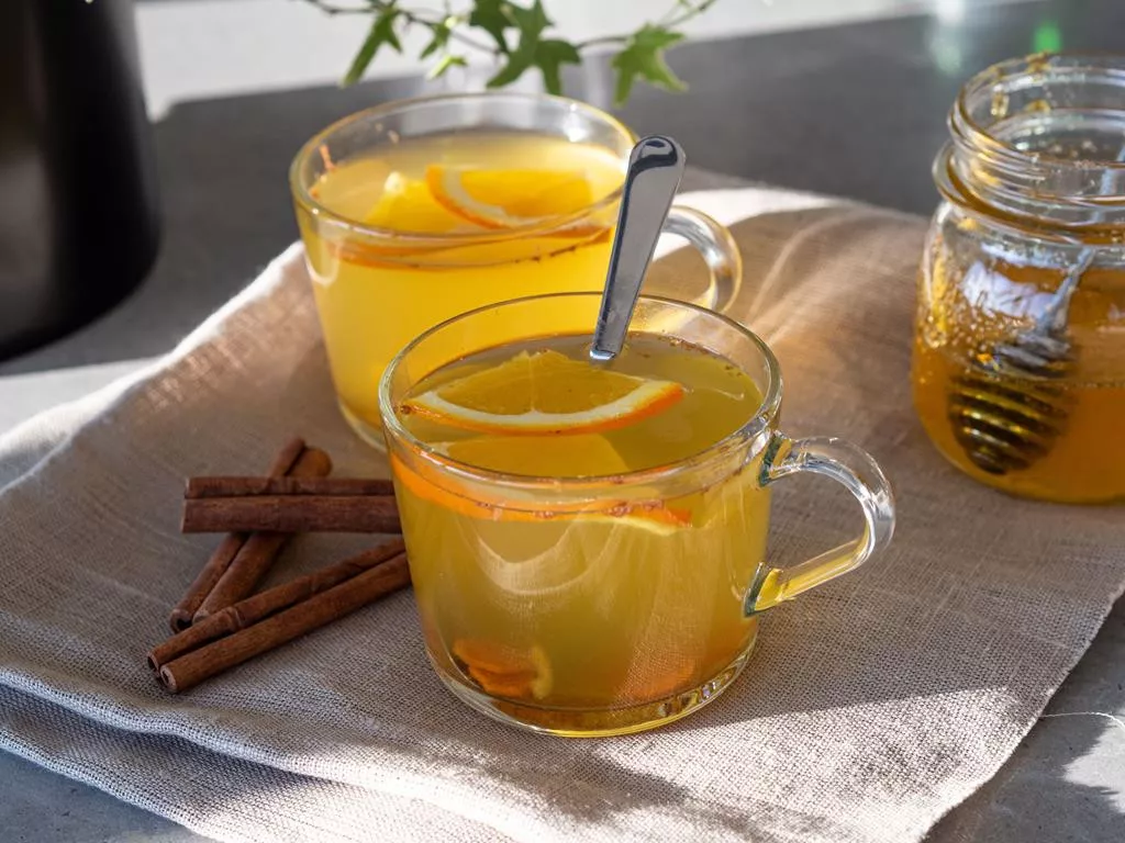 rozgrzewający napar z imbirem, kurkumą i pomarańczą w trzech szklankach - Wszystkiego Słodkiego