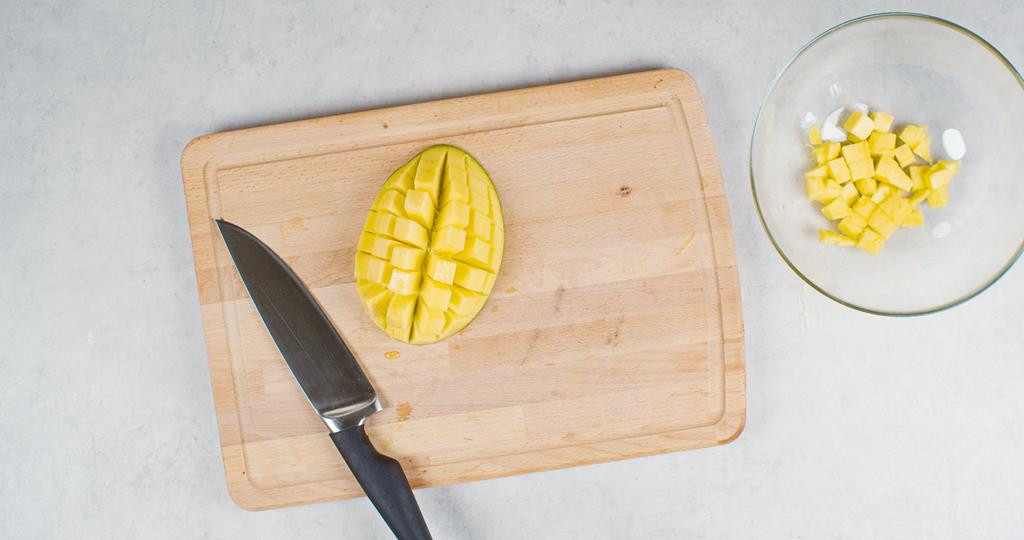 Mango pokrojona na małe cząstki