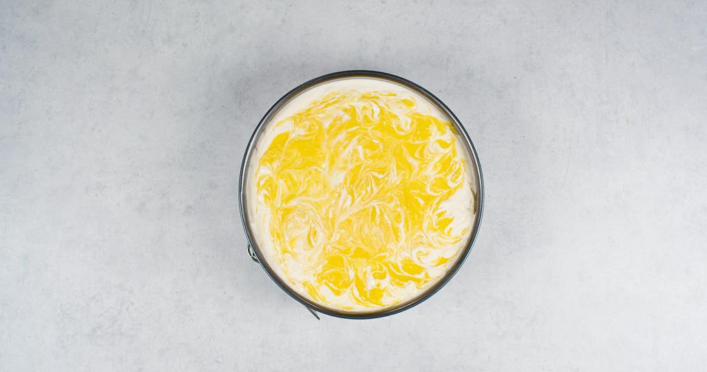 Puree z mango rozłożone na masie serowej