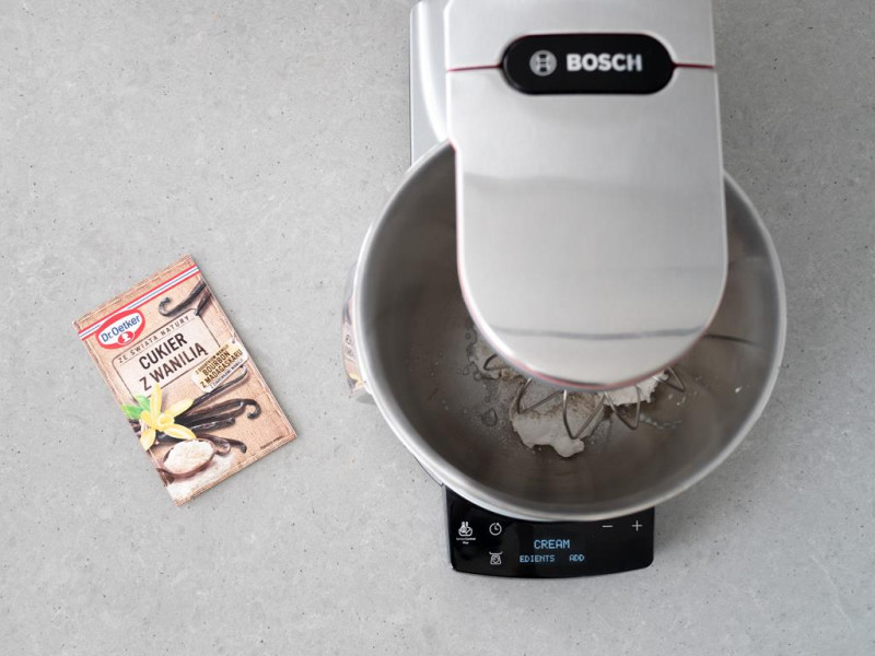 Ubijanie śmietanki kokosowej z cukrem z wanilią robotem kuchennym MUM firmy Bosch.